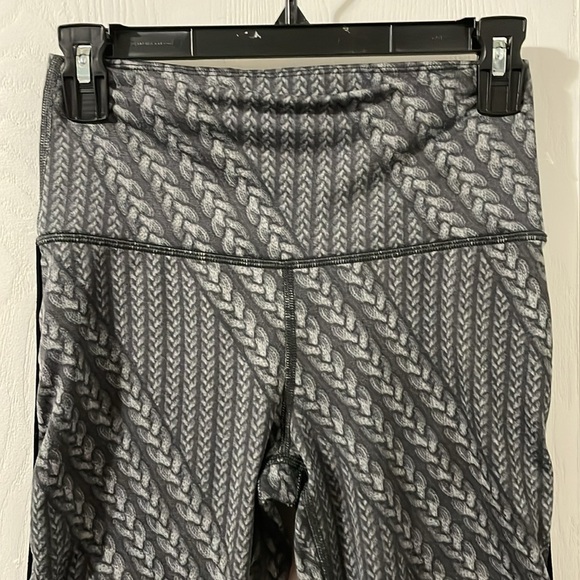 Aerie Chill Play Move Gray Braid/Chain Print High Waisted 7/8 Leggings Medium - Picture 3 of 9